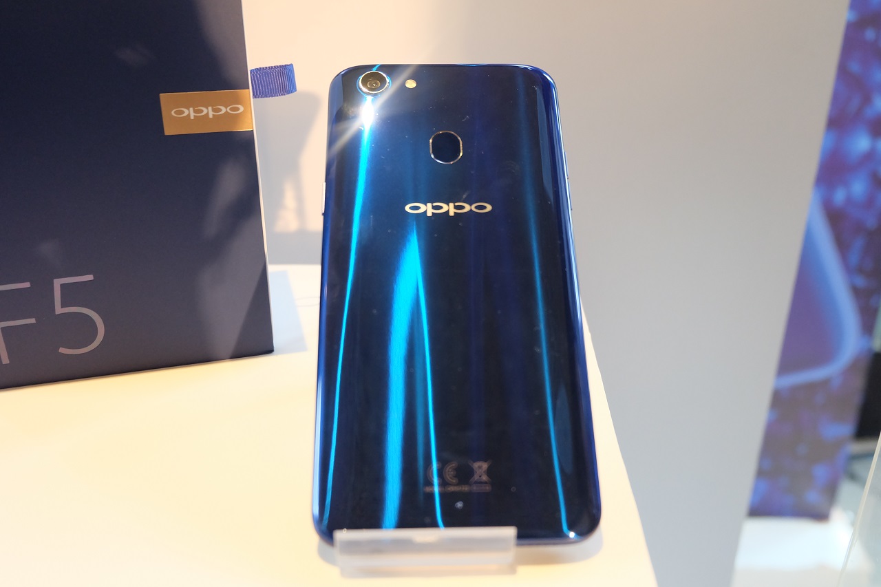 Bersama Kamera Oppo F5 Dashing Blue Selama 12 Jam - Uzone