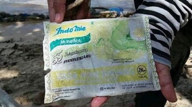 Miris, Sampah Bungkus Indomie Ini 19 Tahun Hanyut di Laut Uzone