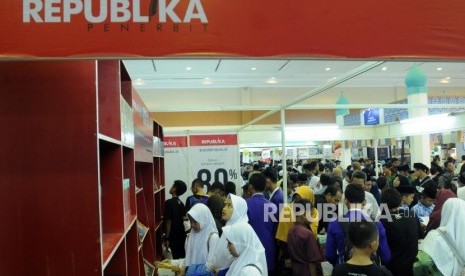 Tere Liye dan Kang Abik Bedah Buku di IBF