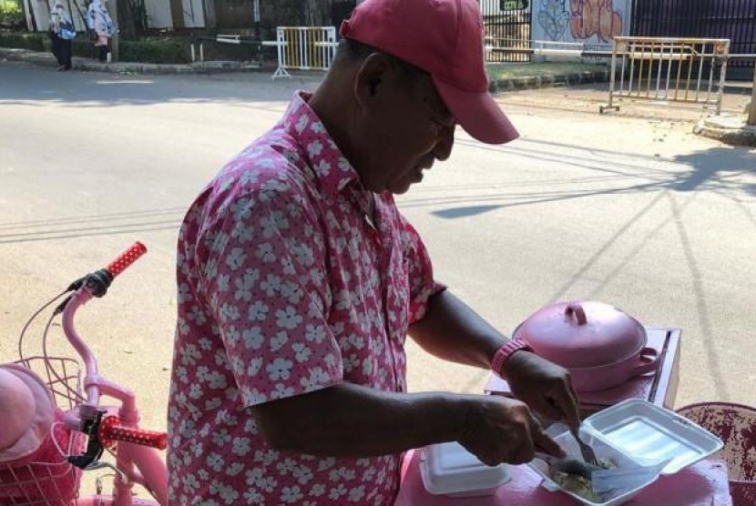 Viral! Kisah Penjual Siomay Pink Mantan Miliarder yang Jatuh Miskin