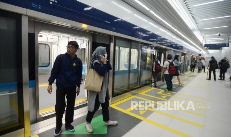 Hari Pertama Uji Coba MRT, Penumpang Keluhkan Sinyal Buruk Hari Pertama Uji Coba MRT, Penumpang Keluhkan Sinyal Buruk