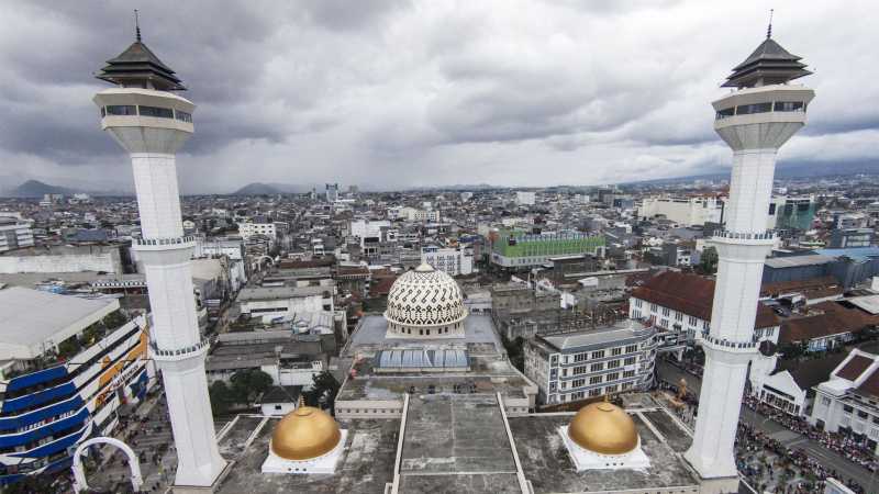 Bandung Diserang Hoax Menara Masjid Raya Roboh