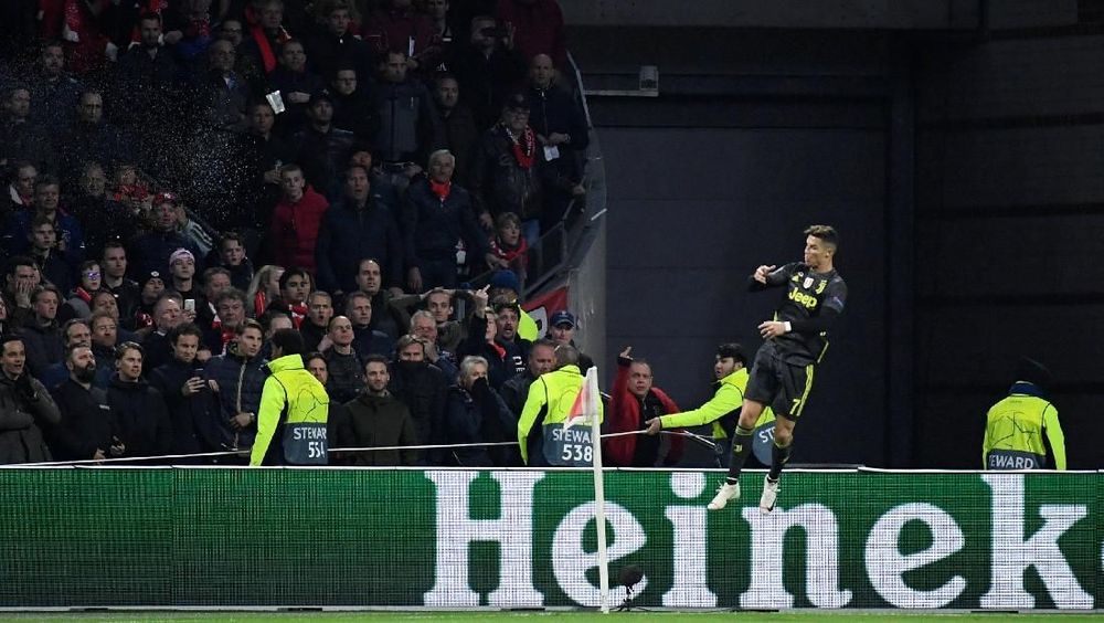 Ronaldo Dilempar Gelas Saat Selebrasi di Kandang Ajax