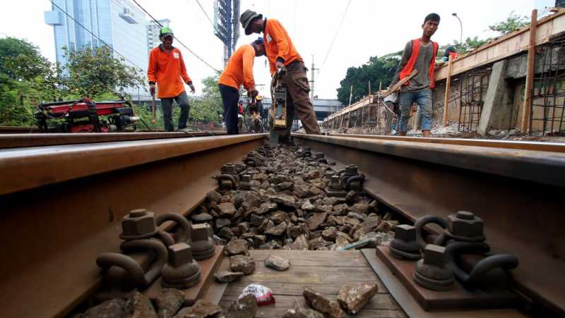 Tim Gabungan Temukan Rel Kereta Retak di Lumajang Tim Gabungan Temukan Rel Kereta Retak di Lumajang