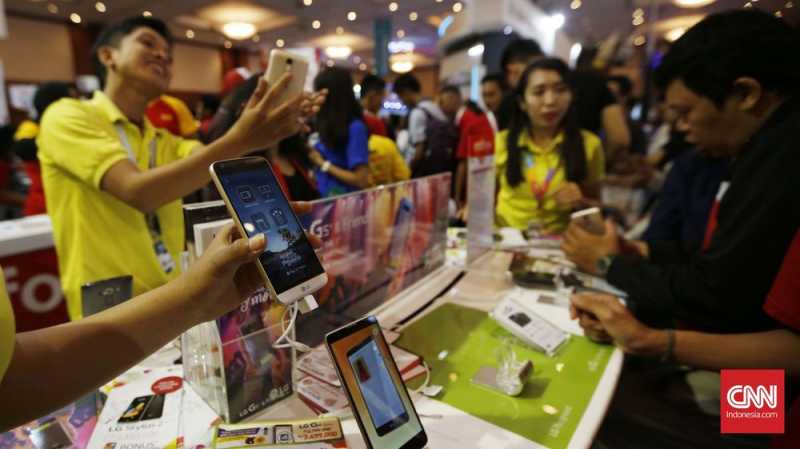 Rupiah Lemah, Penjualan Ponsel Merosot Hingga 70 Persen Rupiah Lemah, Penjualan Ponsel Merosot Hingga 70 Persen