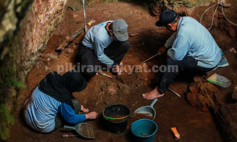 Ditemukan Rangka Manusia Berusia 10.000 Tahun Lebih di Gua Pawon Ditemukan Rangka Manusia Berusia 10.000 Tahun Lebih di Gua Pawon