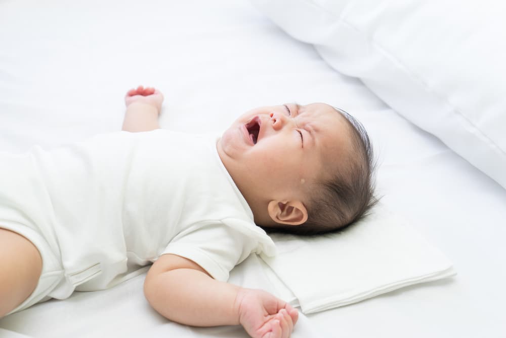 10 Alasan Bayi Menangis dan Cara Mengatasinya