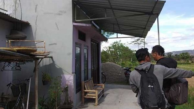Warga Marah, Istri Terduga Teroris Sleman Cuci Pakaian yang Tersentuh Tetangga Warga Marah, Istri Terduga Teroris Sleman Cuci Pakaian yang Tersentuh Tetangga
