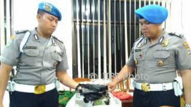 Bakar 25 Alquran, Perempuan Misterius Pamer Bokong saat Diburu Bakar 25 Alquran, Perempuan Misterius Pamer Bokong saat Diburu