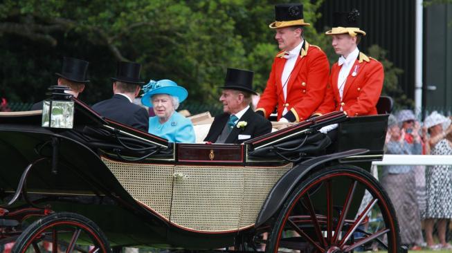 Ketemu Rombongan Turis Asing, Kejahilan Ratu Elizabeth II Bikin Ngakak Ketemu Rombongan Turis Asing, Kejahilan Ratu Elizabeth II Bikin Ngakak