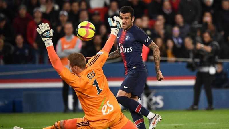 Dani Alves Resmi Tinggalkan PSG