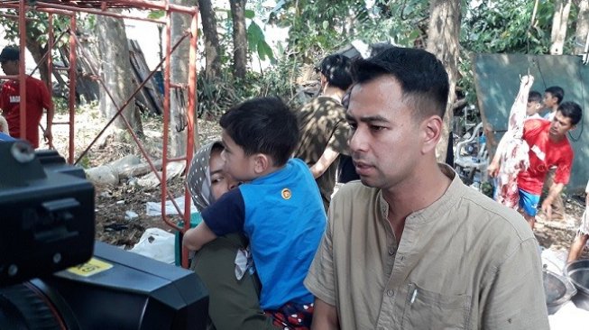 Raffi Ahmad Sembelih Sendiri Kambing Kurban! Raffi Ahmad Sembelih Sendiri Kambing Kurban!