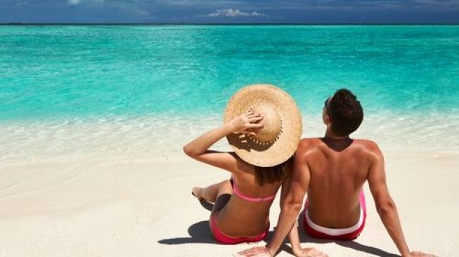 Duduk di Tepi Pantai, Pasutri Ini Alami Hal Mengerikan! Duduk di Tepi Pantai, Pasutri Ini Alami Hal Mengerikan!