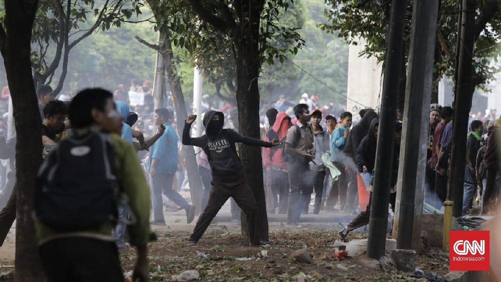 Momen Anak STM Lebih Populer dari #TurunkanJokowi di Medsos