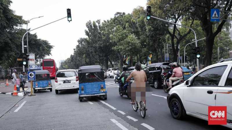 Pria Bugil Bersepeda Santai di Sekitar Monas Pria Bugil Bersepeda Santai di Sekitar Monas