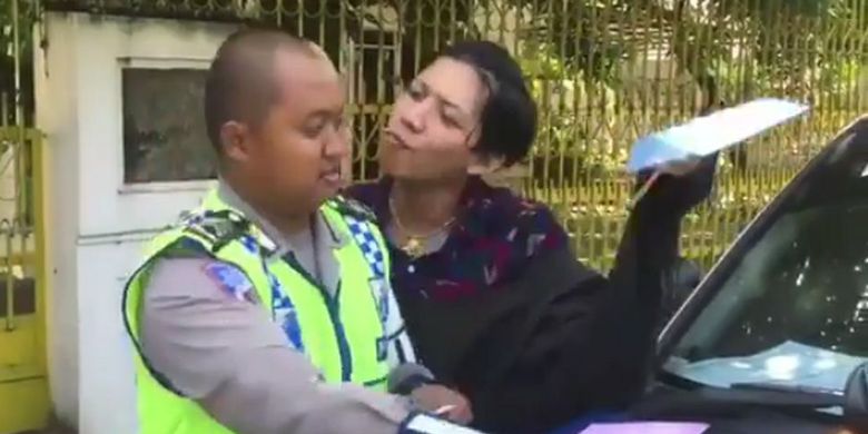 Pria Genit Ditilang, Polisi Mau Dicium