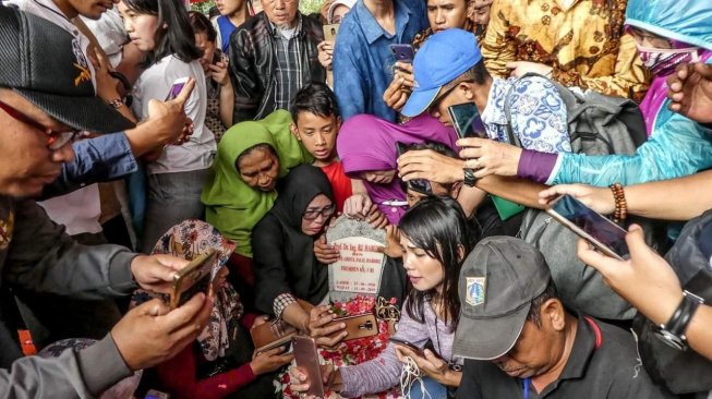 Fenomena Warga Selfie di Makam BJ Habibie, Tuai Keprihatinan Warganet Fenomena Warga Selfie di Makam BJ Habibie, Tuai Keprihatinan Warganet