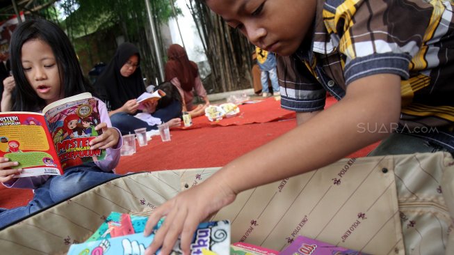 Si Kecil Lebih Suka Baca Medsos? Baca Buku Lebih Bermanfaat, Lho Si Kecil Lebih Suka Baca Medsos? Baca Buku Lebih Bermanfaat, Lho