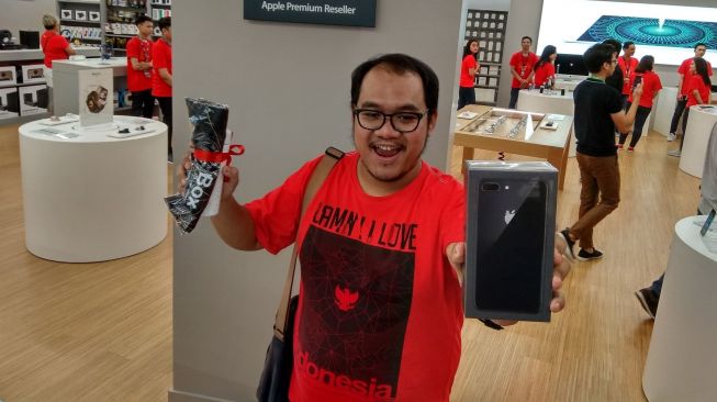 iPhone X Mulai Dijual, Pembeli Pertama Antre dari Mall Tutup iPhone X Mulai Dijual, Pembeli Pertama Antre dari Mall Tutup
