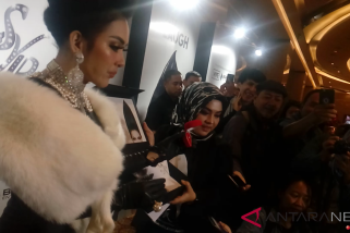 Syahrini Hadiahkan Cincin Emas Kepada Penonton Pembeli Tiket Rp25 juta Syahrini Hadiahkan Cincin Emas Kepada Penonton Pembeli Tiket Rp25 juta