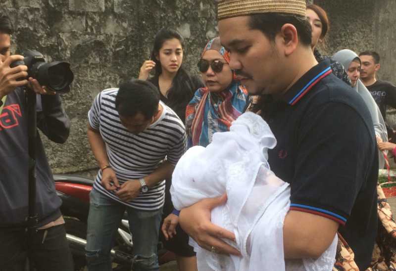 Kisah Mengharukan Putra Indra Bekti yang Hidup 23 Menit Kisah Mengharukan Putra Indra Bekti yang Hidup 23 Menit