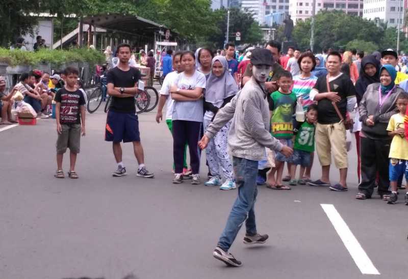  Pantomim Hibur Warga di CFD Jakarta 