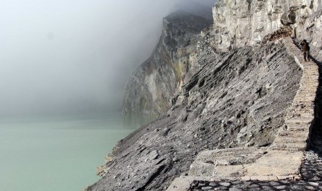 30 Orang Keracunan Gas Kawah Ijen 30 Orang Keracunan Gas Kawah Ijen