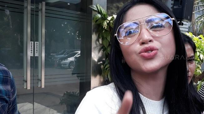 Dewi Perssik Sambangi Polres Jaksel, Masih soal Rosa Meldianti? Dewi Perssik Sambangi Polres Jaksel, Masih soal Rosa Meldianti?