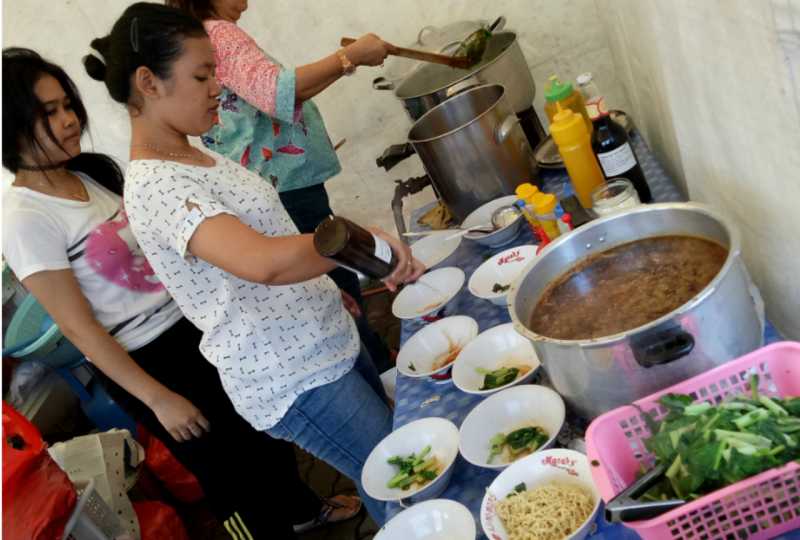 'Nyoblos' di TPS Ahok Dapat Bakmi Gratis 'Nyoblos' di TPS Ahok Dapat Bakmi Gratis