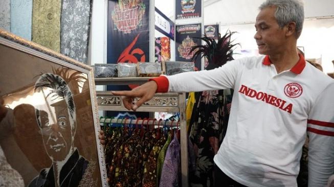 Wajahnya Dijadikan Motif Batik, Begini Reaksi Ganjar Pranowo Wajahnya Dijadikan Motif Batik, Begini Reaksi Ganjar Pranowo