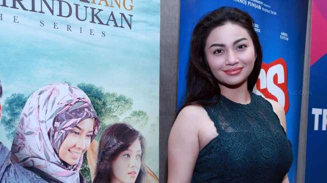 Bikin Mupeng, Ariel Tatum Peluk Cium Ryuji Bikin Mupeng, Ariel Tatum Peluk Cium Ryuji