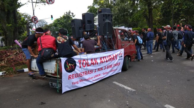 Di Jabar, Ribuan Penjual Pulsa Demo Cabut Aturan Registrasi Sim