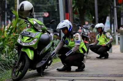 Polisi Tilang Puluhan Pengendara Motor yang Naik ke Trotoar