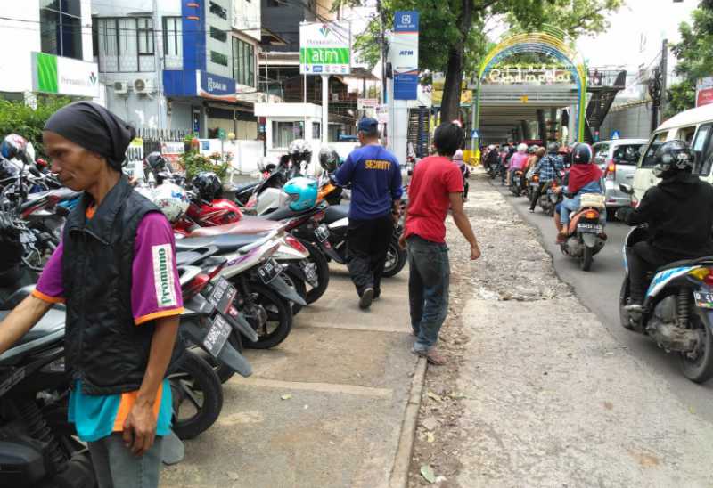 Balada Tongkrongan Hits, Parkir Liar Menjamur Balada Tongkrongan Hits, Parkir Liar Menjamur