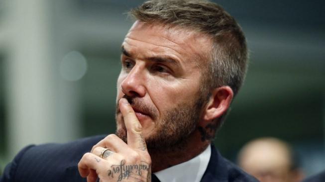 Senangnya David Beckham Memegang Medali Piala Dunia Milik Mbappe