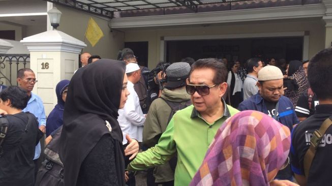 Jenazah Sys NS Disambut Tangisan Artis dan Keluarga di Rumah Duka Jenazah Sys NS Disambut Tangisan Artis dan Keluarga di Rumah Duka