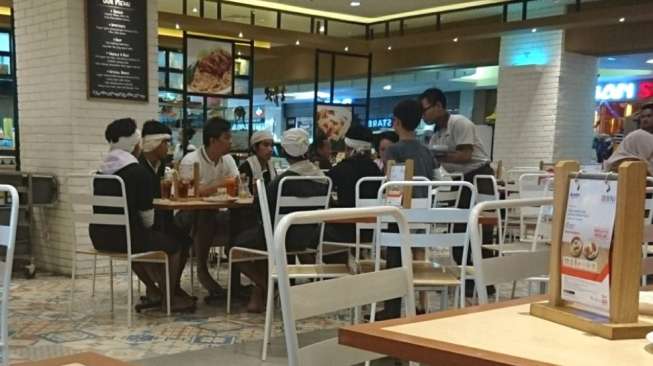 Foto Keluarga Ajak Makan Suku Badui di Mal Bikin Terharu