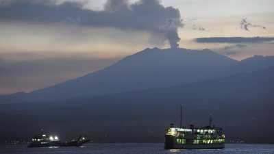 Menjelajah Pulau Komodo dengan Kapal Wisata Milik Pemerintah