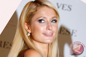 Paris Hilton dan Chris Zylka bertunangan