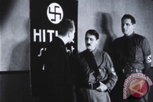 Turis China diciduk usai acungkan tangan gaya Hitler di Jerman