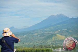 Ada ratusan porter plus-plus di Rinjani Ada ratusan porter plus-plus di Rinjani