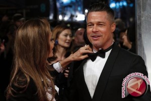 Brad Pitt dan Angelina Jolie Resmi Berstatus Lajang Brad Pitt dan Angelina Jolie Resmi Berstatus Lajang