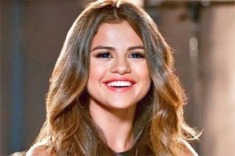 Selena Gomez bocorkan lagu baru Selena Gomez bocorkan lagu baru