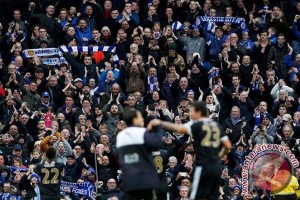 Helikopter pemilik Leicester jatuh terbakar di area parkir Stadion King Power Helikopter pemilik Leicester jatuh terbakar di area parkir Stadion King Power