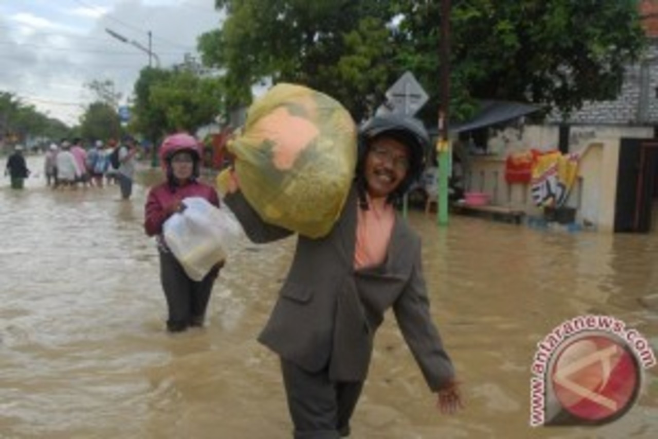 Banjir Rendam Kota Sampang