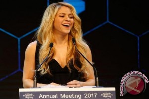 Shakira batalkan konser karena gangguan pita suara