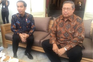 Jokowi dan SBY Berbincang di Beranda Belakang Istana