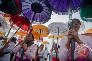 Ribuan Penganut Hindu Jalani "Jalanidhi Puja" Ribuan Penganut Hindu Jalani "Jalanidhi Puja"