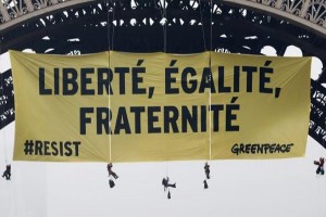 Greenpeace Bentangkan Spanduk Anti-Le Pen di Eiffel