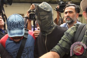 Putranya ditahan, Jeremy Thomas angkat suara Putranya ditahan, Jeremy Thomas angkat suara